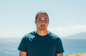 Keith Keahi schwimmt mit dem Strom