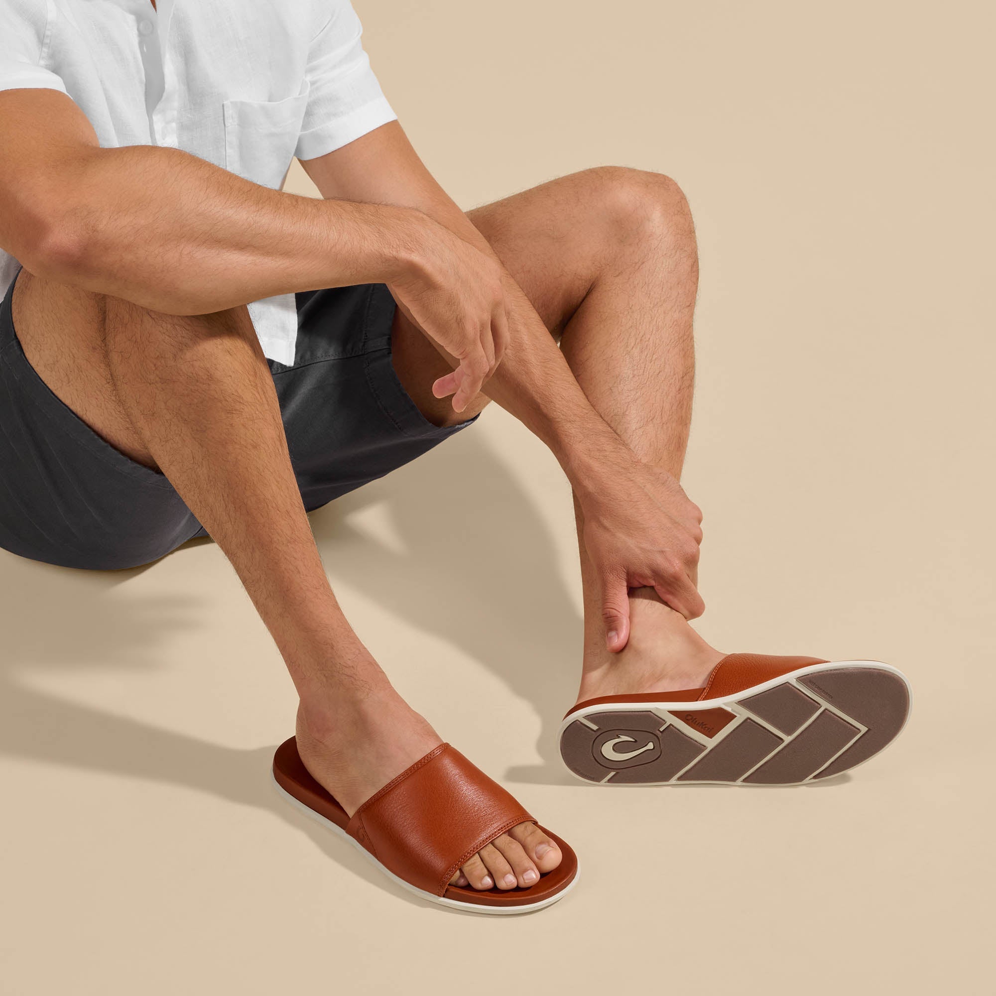Ōlali Slide Leather Beach Sandals - Fox | OluKai – OluKai Europe