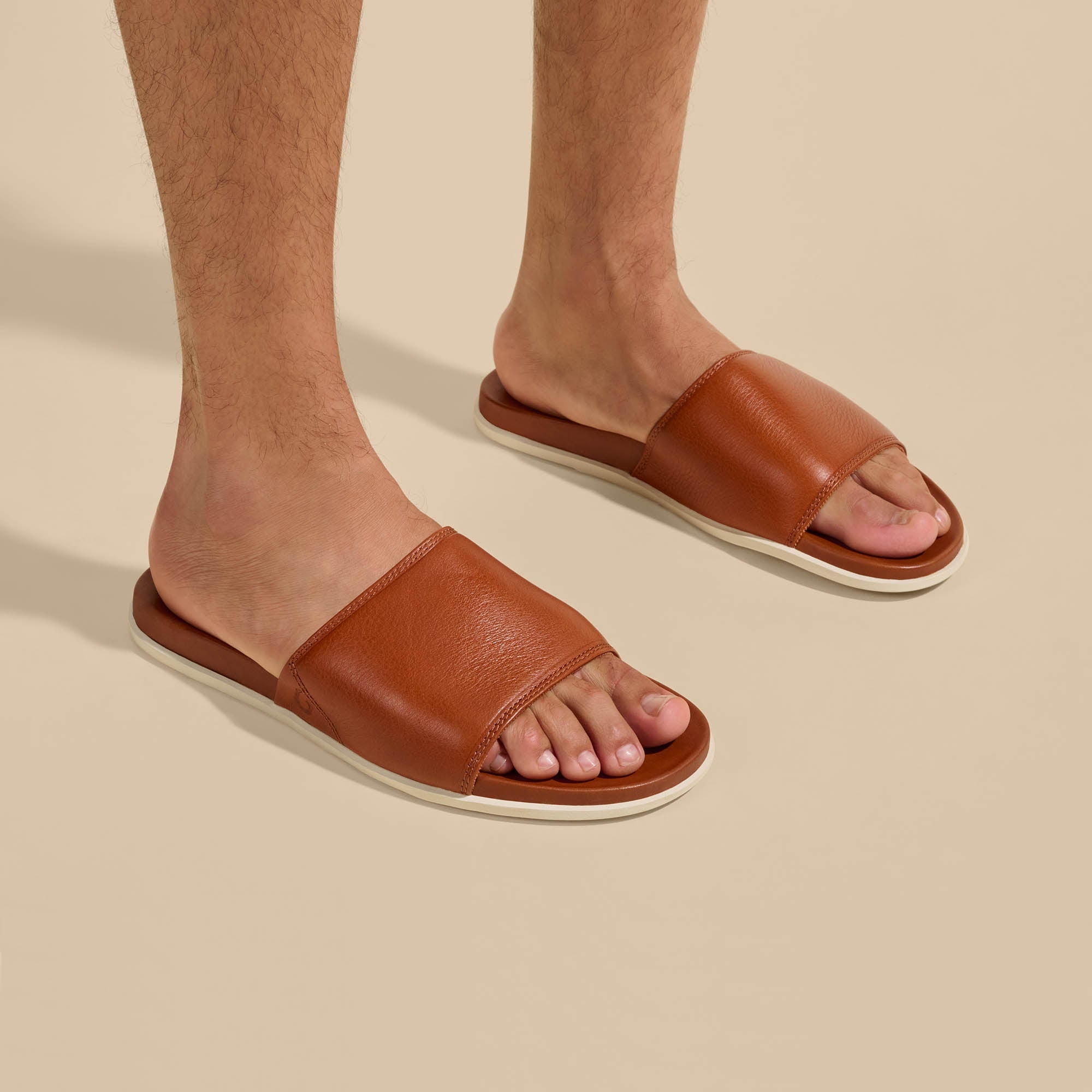 Ōlali Slide Leather Beach Sandals - Fox | OluKai – OluKai Europe
