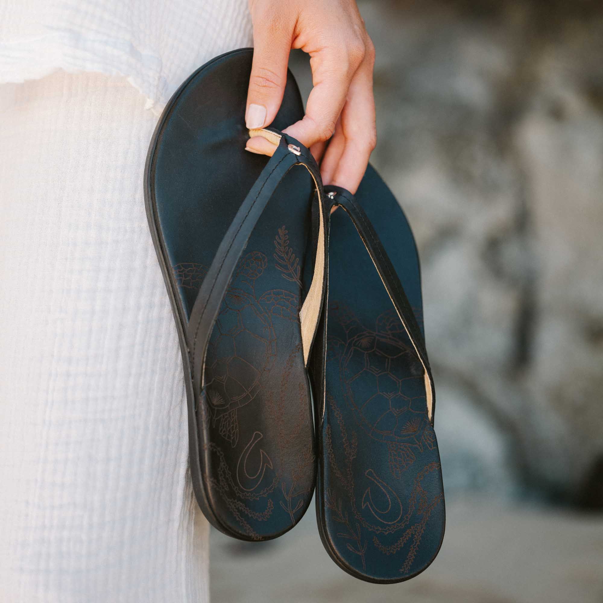 オルカイ OluKai Honu レディース レザーサンダル Honu Women's Leather Beach Sandals in Black | OluKai Europe