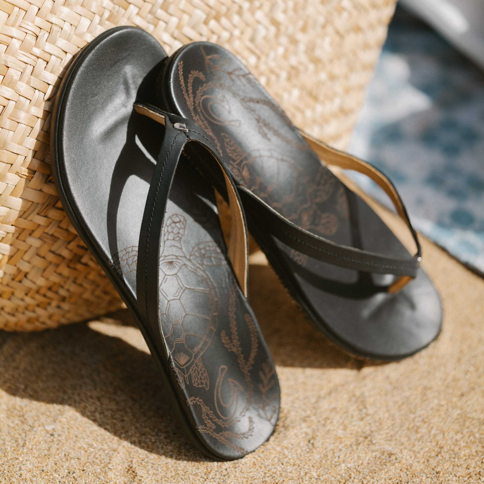 Honu Women's Leather Beach Sandals in Black | OluKai Europe