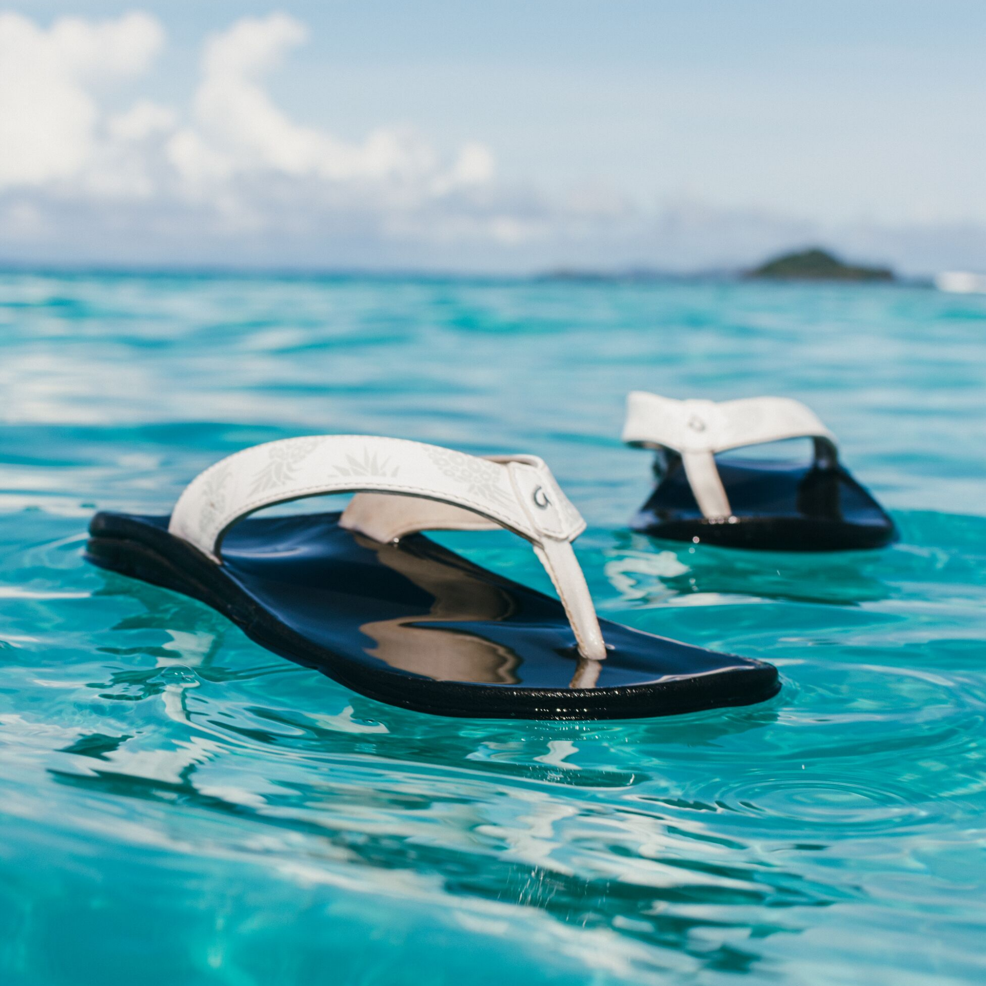 Ohana Women's Best Selling Beach Sandals - Black | OluKai