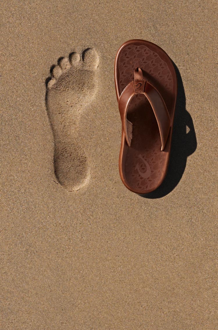 Inspired by the feeling of bare feet in wet sand, the anatomically contoured footbeds deliver instant comfort and lasting support.