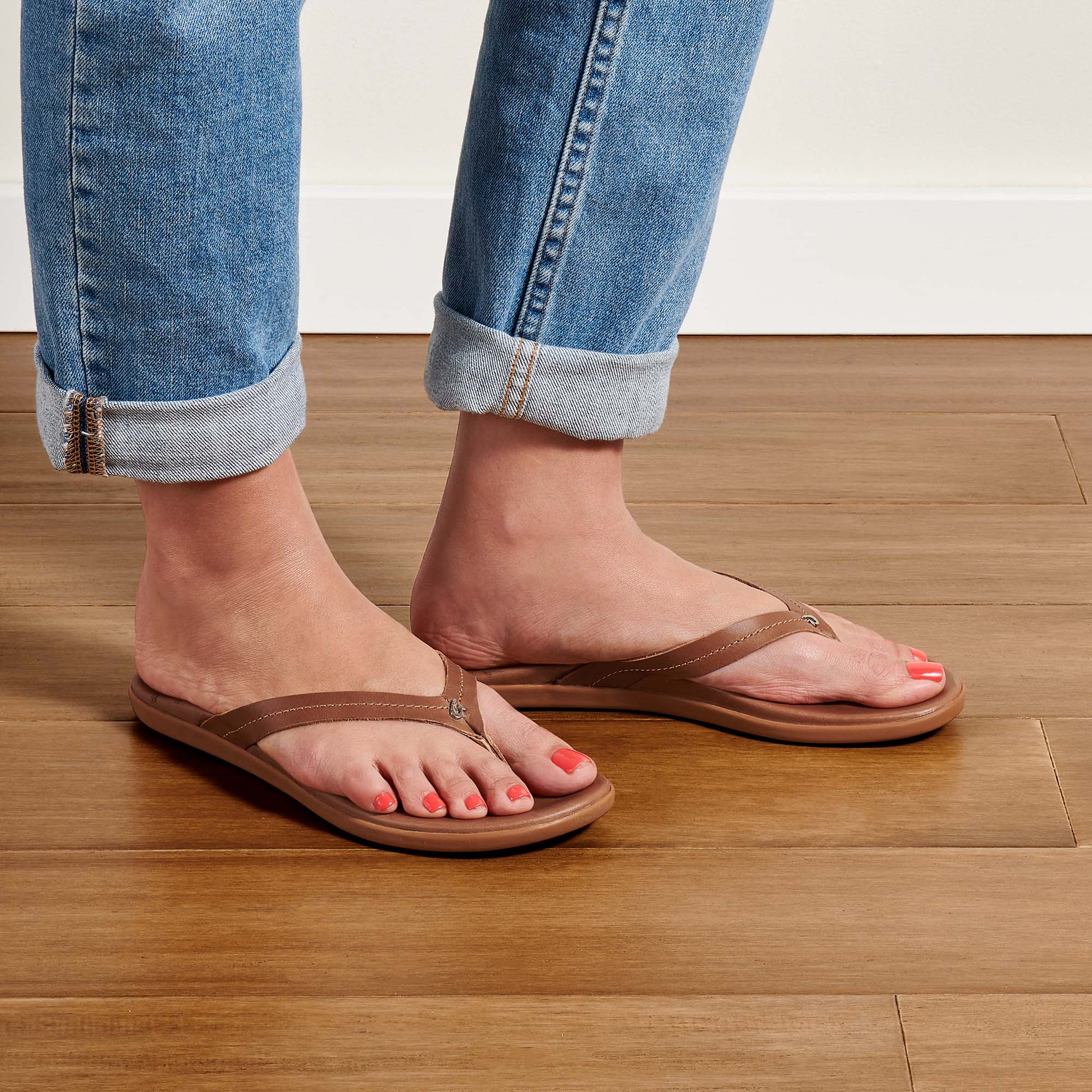 Honu Women's Leather Beach Sandals in Tan | OluKai Europe